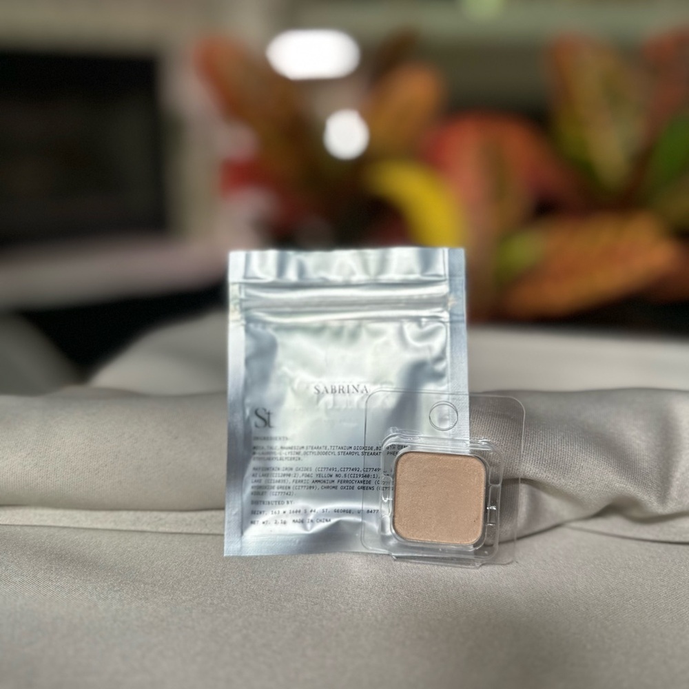 Seint shimmer eyeshadow in Sabrina